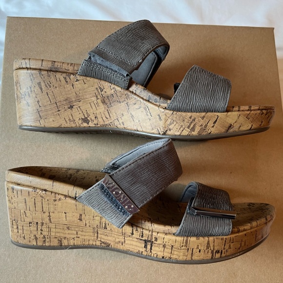 Vionic Pepper Ruched Wedge Sandals - Picture 13 of 15